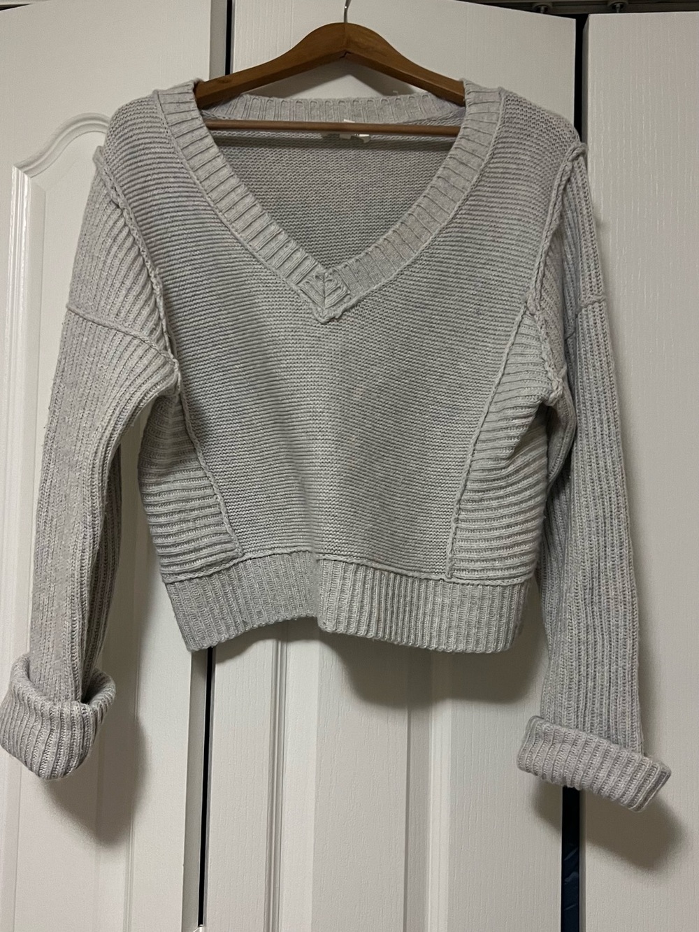 Bohme V-Neck Chunky Knit Cropped Women's Sweater - Light Gray